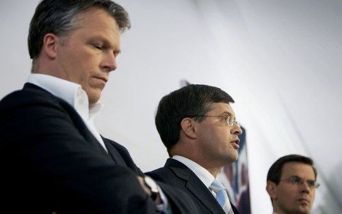 DEN HAAG – Minister president Balkenende en de twee vicepremiers Bos en Rouvoet presenteerden donderdag het beleidsprogramma bij het Catshuis in Den Haag. In het programma worden de ambities uit het coalitieakkoord van VDA, PvdA en ChristenUnie concreet u