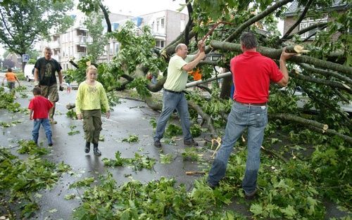 HOOGEVEEN – Zeer hevig noodweer heeft donderdagavond een ravage veroorzaakt in het centrum van Hoogeveen. Er raakten twee mensen gewond. Slagregens, hagelstenen zo groot als knikkers en hevige rukwinden trokken een spoor van vernielingen door de binnensta