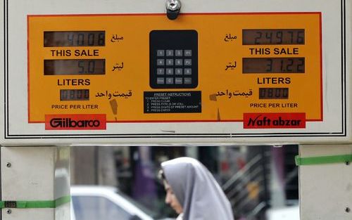 TEHERAN – Iran probeert minder afhankelijk te worden van uit het buitenland ingevoerde benzine. Het land startte deze week de invoering van een rantsoeneringssysteem. Smartcards staan automobilisten toe per maand een aantal liters voor de gesubsidieerde p