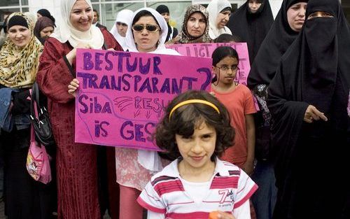 AMSTERDAM – Honderden ouders, leerlingen en docenten van drie islamitische basisscholen in Amsterdam demonstreerden vrijdagmiddag bij het stadhuis in Amsterdam. Ze weigeren zich neer te leggen bij de sluiting van hun scholen. De scholen van de Stichting I