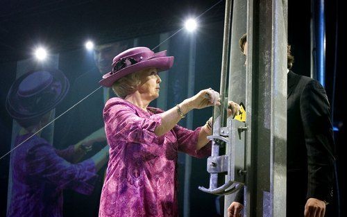 BARENDRECHT - Koningin Beatrix heeft zaterdag in Barendrecht de opening verricht van de Betuweroute, de 160 kilometer lange goederenspoorlijn die de Rotterdamse haven met het Duitse achterland verbindt. Foto ANP