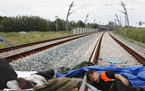 GIESSENBURG - Actievoerders van GroenFront! blokkeerden zaterdagmiddag ter hoogte van Giessenburg de spoorbaan van de Betuweroute. De schade aan de Betuweroute na de blokkadeacties zaterdag van GroenFront! lijkt mee te vallen. Foto: ANP