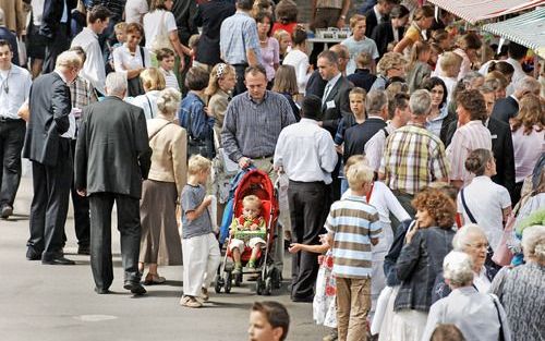 UTRECHT – Ruim 3000 mensen woonden zaterdag de 51e zendingsdag van de Zending Gereformeerde Gemeenten bij, in de Veemarkthallen te Utrecht. ’s Morgens spraken ds. J. J. van Ecke veld, ZGG directeur P. Eikelboom en ds. W. Harinck. ZGG voorlichter C. Janse 