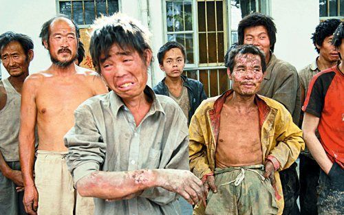 LINFEN – In de Chinese provincie Shanxi zijn afgelopen weekeinde honderden dwangarbeiders bevrijd uit steenfabrieken. Onder hen waren tiental len kinderen.Foto EPA