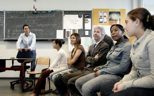 AMSTERDAM – Minister Plasterk van Onderwijs, gezeten tussen de leerlingen, woonde maandag op het Nova College in Amsterdam de 40.000e voorlichtingsles van homo-organisatie COC bij. De reacties van de leerlingen liepen uiteen. Voor het COC had Plasterk nie