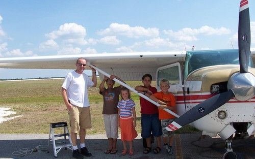 KAPELLE – Pieter van Dijk treedt samen met zijn vrouw Anja in dienst van Mission Aviation Fellowship (MAF). Volgende maand vertrekken ze met hun vier kinderen voor een taalstudie naar Bandung. In Papoea, waar ze na een jaar naartoe verhuizen, gaat Pieter 