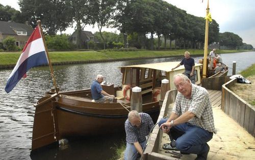 ZANDPOL – Ben Bloemendal, op de voorgrond, en enkele vrijwilligers leggen de laatste hand aan de snikke. De trekschuit gaat vanaf morgen varen in de buurt van Emmen. Foto Jan Anninga