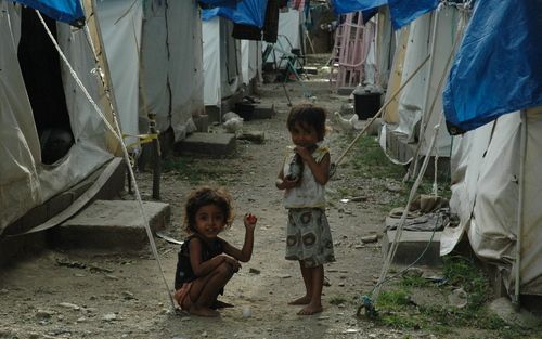 DILI – Kinderen in een vluchtelingenkamp in de buurt van de Oost Timorese hoofdstad Dili. De Oost Timorezen gaan op 30 juni naar de stembus, maar veel inwoners hebben het vertrouwen in de politiek verloren. Foto Irene Slegt