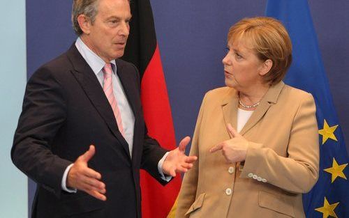 BRUSSEL – De Britse premier Blair in een onderonsje met EU voorzitter Merkel, donderdag tijdens de opening van de EU top in Brussel. Het is voor Blair de laatste EU top die hij als premier van het Verenigde Koninkrijk bijwoont. Woensdag neemt Gordon Brown