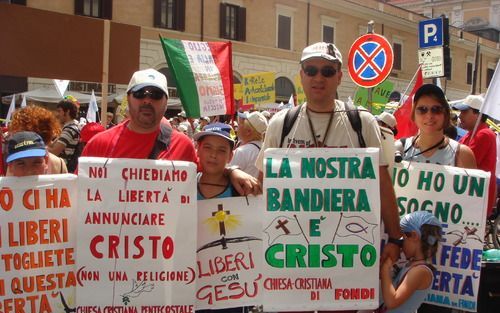 ROME – Vrolijk uitgedost en met veel tekstborden en vlaggen protesteerden honderden evangelische christenen zaterdag tegen het gebrek aan godsdienstvrijheid dat er volgens hen in Italië is. Foto Ewout Kieckens