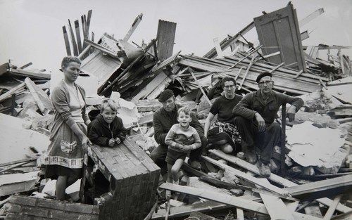 TRICHT&#61559; – „Toen we na een paar minuten opkeken, was alles kapot. Overal lagen glasscherven. Onze meubels stonden schots en scheef. Wat ons vooral opviel was de oorverdovende stilte. Het leek alsof heel het dorp leeg was.” Marie Koemans Heikoop en h