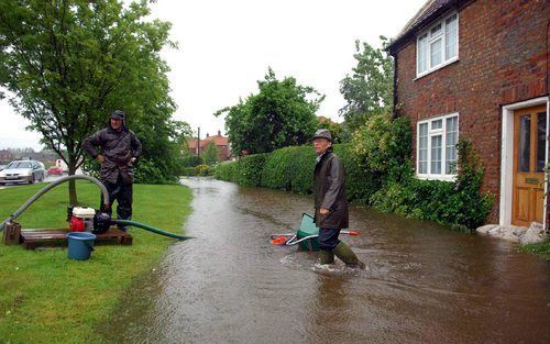 BAINTON - Huiseigenaren proberen in het Engelse Bainton hun huis droog te houden. Foto EPA