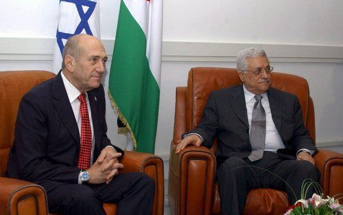 SHARM–EL–SHEIKH - De Palestijnse president Abbas (r.) en de Israëlische premier Olmert tijdens de top over de toestand in de Palestijnse gebieden. Foto EPA