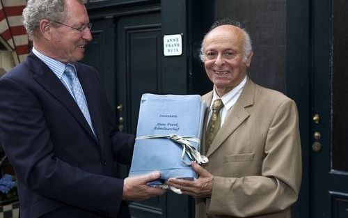 AMSTERDAM – Buddy Elias (r.), de neef van Anne Frank, draagt het familiearchief van het Anne Frank Fonds over aan directeur Westra van de Anne Frank Stichting. Foto ANP