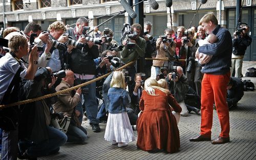 DEN HAAG &#61559;– De jaarlijkse fotosessie van het prinselijk gezin vond vanwege het herfstachtige weer gisteren in de Koninklijke Stallen in Den Haag plaats. De jarige prinses Alexia werd spontaan toegezongen. Prinses Amalia, parmantig op een fietsje, v