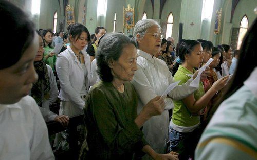 HO CHI MINHSTAD – Christenen van een geregistreerde christelijke gemeente in Vietnam tijdens een kerkdienst. Gisteren werd bekend dat een jonge Vietnamese christen is bezweken aan zijn verwondingen als gevolg van een officiële ondervraging. Foto EPA