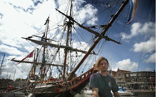 HOORN - Michael Barnett hielp in AustraliÃ« mee aan de bouw van het VOC-schip Duyfken. Nu is hij aan boord tijdens de tournee van de replica door Nederland. In AustraliÃ« behoort het vaartuig tot het nationaal erfgoed, omdat het het nieuwe werelddeel ontd