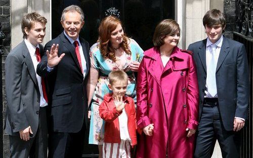 LONDEN - Premier Blair geeft vandaag het stokje van zijn premierschap door aan zijn opvolger Gorden Brown. Daarmee moet hij met zijn gezin ook afscheid nemen van zijn huis op Downing Street 10. Op de foto verlaat Blair samen met zijn vrouw het huis waar z