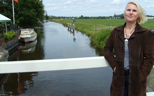 WILNIS – „Een voetbalclub die op zondag speelt naar Wilnis verplaatsen? Ik verbaas me erover. De zondagsrust is hier nog echt een item.” Simone Borgstede van actiecomité De Driehoek biedt de gemeenteraad van De Ronde Venen donderdagavond handtekeningen aa