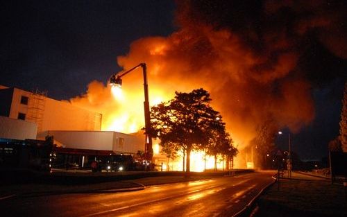 AXEL - Een hevige brand heeft in de nacht van woensdag op donderdag een meubelzaak in Axel (Zeeland) in de as gelegd. Foto ANP