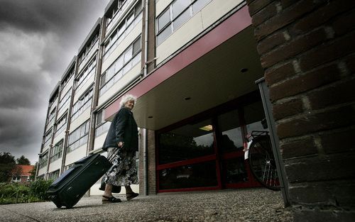 SLIEDRECHT – Bewoners van de seniorenflat aan de Joost van den Vondellaan in Sliedrecht leven met elkaar in onmin. Een van hen heeft onlangs een pak slaag van medebewoners gekregen. Foto Victor van Breukelen