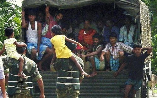 RAJABARI - Indiase soldaten evacueren grote en kleine burgers uit huisjes in het dorp Rajabari, dat ligt in de Indiase deelstaat Assam. Hevige regenval zorgt daar voor ernstige watersnood. Anderhalf miljoen mensen zijn de afgelopen weken in Assam dakloos 