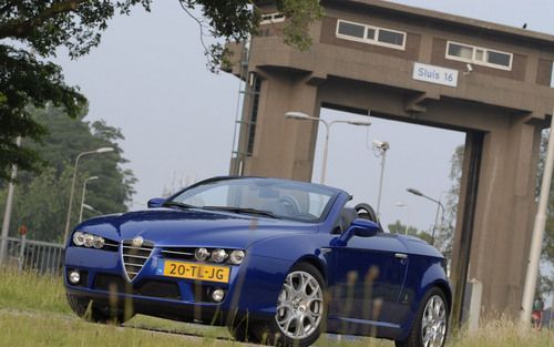 Om te zien, te voelen, te horen, in zitten en in te rijden is de nieuwe Alfa Spider een bijzonder appetijtelijke auto. Foto Tony Vos