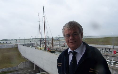 ENKHUIZEN – Hoofdsluismeester Hans van Hemert op Naviduct Krabbersgat bij Enkhuizen. Onder meer op dit sluiscomplex zijn de komende maanden stewards actief. Ze helpen onervaren schippers een handje. Foto RD