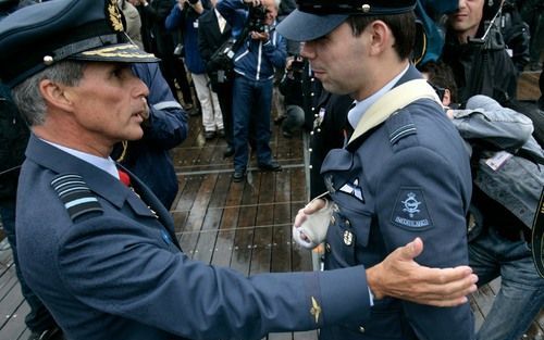 DEN HAAG – Op het Malieveld in Den Haag had vrijdag de derde Veteranendag plaats. Zo’n 25.000 tot 30.000 mensen bezochten het evenement. Commandant der strijdkrachten D. Berlijn spelde een onderscheiding op bij een gewonde militair die net terug is van zi