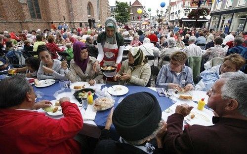 LEERDAM – Leerdam vierde zaterdag 600 jaar stadsrechten. In het hartje van de stad werd een grootschalige maaltijd gehouden waar honderden mensen aan meededen. Om moslims niet voor het hoofd te stoten, was de hele maaltijd –ook voor niet moslims– halal. V