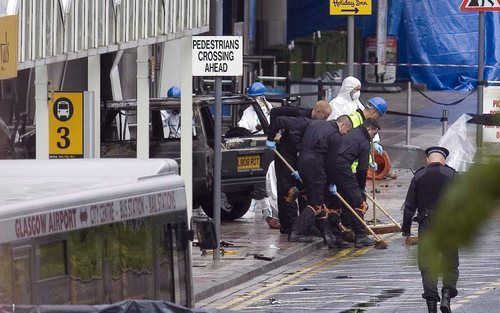 GLASGOW – Een speciale onderzoekseenheid van de Britse politie onderzoekt een met explosieven gevulde Jeep die afgelopen zaterdag de terminal van de luchthaven van Glasgow ramde. Volgens de politie houdt de mislukte aanslag verband met de vondst van twee 