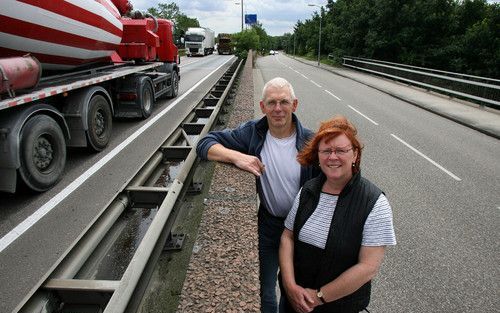 HARDERWIJK – Fred en Elles Stoffer uit Harderwijk protesteren tegen de plannen van de provincie Gelderland om de N302 tussen Harderwijk en Lelystad te verdubbelen aan de westzijde van de huidige weg. De weg zou dan precies aan hun woonwijk grenzen. Foto R