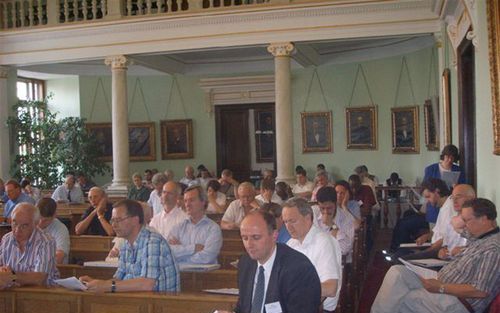 CLUJ – Bezoekers van het IRTI congres in het Roemeense Cluj luisteren aandachtig naar een van de lezingen. Op de voorgrond dr. H. van den Belt; op de derde bank (m.) prof. dr. A. van de Beek. Foto RD