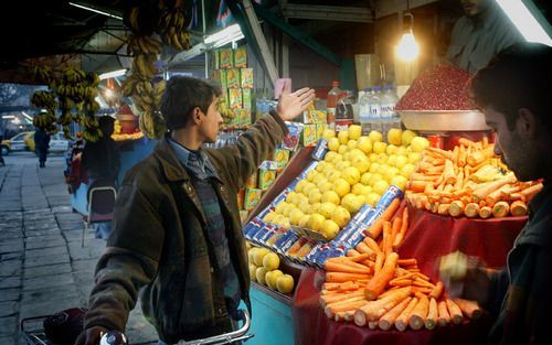 „WTO lidmaatschap betekent dat lokale bedrijvigheid aan internationale concurrentie wordt blootgesteld. Dit kan de nekslag betekenen voor Afghaanse producenten.” Foto: straatbeeld in Kabul. Foto RD, Sjaak Verboom