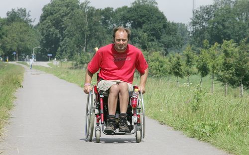 DORDRECHT – Christiaan Mensenga op weg naar Brussel. De 31 jarige Voorthuizenaar rolt deze weken de 350 kilometer lange tocht van de Nederlandse naar de Belgische hoofdstad. De opbrengst van de sponsortocht is voor weduwen en wezen in Kosovo. - Foto Rob K