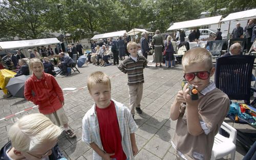 HARSKAMP – Pauze zaterdag tijdens de zendingsdag van de hersteld hervormde gemeente Harskamp. De dag werd traditiegetrouw gehouden op het kazerneterrein van de legerplaats. Foto Jaco Klamer