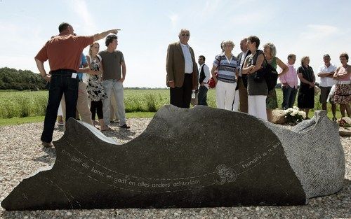 ’t ZAND – „Een golf die komt en gaat en alles achterlaat.” Deze tekst siert het monument in de Noord Hollandse plaats ’t Zand voor de 36 Nederlandse slachtoffers van de tsunami dat zaterdag in besloten kring voor de nabestaanden werd onthuld. Foto ANP