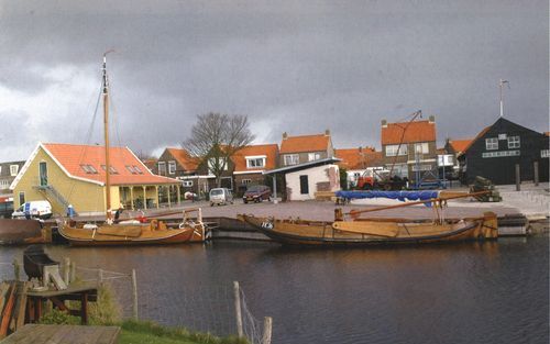 ARNEMUIDEN – De eeuwenoude scheepswerf Meerman in Arnemuiden is weer open. De werf heeft na een forse restauratie een bezoekerscentrum gekregen (l.). Bovendien gebruikt de Stichting Behoud Hoogaars de werf voor restauratie van oude schepen. Foto Wim van d