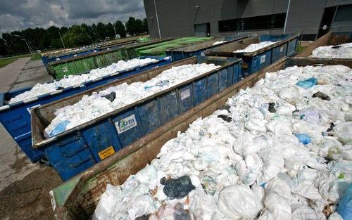 ARNHEM – Knowaste in Arnhem zamelt gebruikte luiers in. De verwerkingscapaciteit van het bedrijf is 70.000 ton per jaar. Het bedrijf biedt werk aan 25 mensen. De fabriek draait vijf dagen per week, 24 uur per dag. Foto RD, Sjaak Verboom