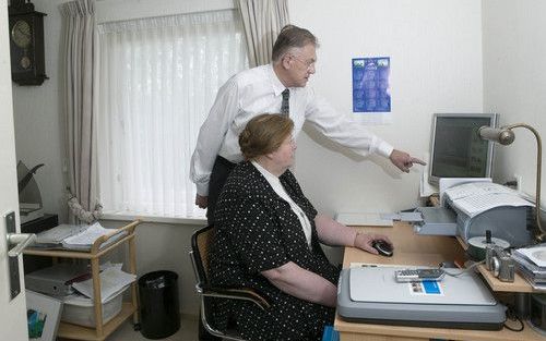 BENNEKOM – Het echtpaar Nieuwenhuizen uit Bennekom kent de weg op de digitale snelweg. Dankzij het kerkelijk werk zijn ze vertrouwd geraakt met bits en bites. Computerlessen hebben ze nooit gevolgd. „Je moet het gewoon doen. Van fouten leer je het meest.”