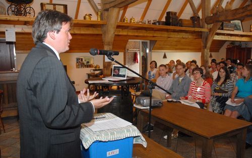 LIEVELDE – Prof. dr. James Kennedy hield dinsdagavond voor ruim tachtig studenten van de CSFR een lezing over (post)moderne levensbeschouwingen. De studentenvereniging houdt deze week in Lievelde, in de Achterhoek, haar jaarlijkse landelijke zomerconferen