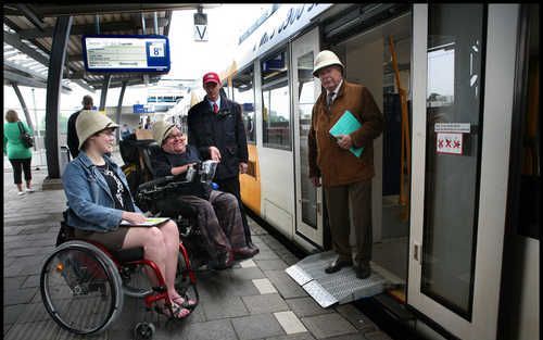 ARNHEM – Geert Bakker en Marg Smolders staan klaar om de trein naar Arnhem in te rijden. Samen met wethouder Meijer uit Ermelo testten ze gisteren de toegankelijkheid van het openbaar vervoer in Gelderland. Bakker: „Reizen met het openbaar vervoer is alle