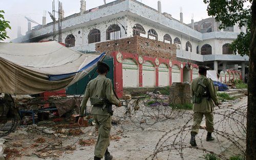 ISLAMABAD – Pakistaanse militairen inspecteren de zwaar beschadigde Rode Moskee in Islamabad. Het leger zuiverde het complex deze week van tientallen zwaarbewapende islamitische militanten. Een gevangengenomen leider waarschuwde donderdag voor een islamit