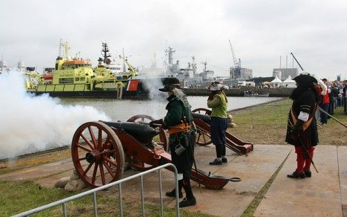 DEN HELDER – Oude tijden herleven tijdens de eerste demonstraties op de Nationale Vlootdagen van de Koninklijke Marine in Den Helder. Vrijdagochtend om 10.00 uur dreunden bij de eerste demonstraties oude kanonnen. De vlootdagen hebben dit jaar Michiel de 