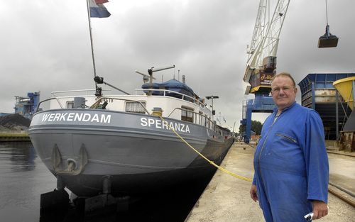 HEERENVEEN – Binnenvaartschipper Chris Hovestadt: „Denk na over wat mis kan gaan. Als het rond het vriespunt is, moet je mensen niet het dek laten schoonspuiten.” Foto Persbureau Noordoost