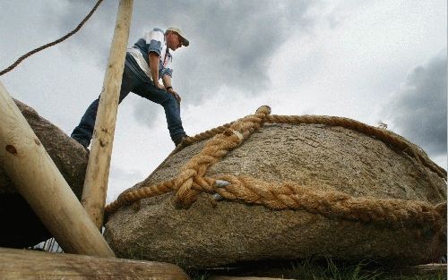 BORGER - Anno 2002 denken scouts in het Drentse plaatsje Borger in tweeÃ«nhalve week een hunebed te bouwen. Als het even kan zonder gebruik van moderne machines. En dat terwijl de zwaarste zwerfkei van het gevaarte 9 ton weegt. - Foto ANP