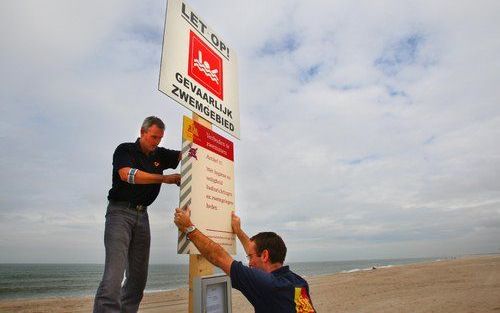 HOEK VAN HOLLAND - In Hoek van Holland is het sinds vrijdag verboden om te zwemmen. Voor het strand van Hoek van Holland is een gevaarlijke situatie ontstaan, doordat twee van de drie zandbanken bij de vloedlijn zijn verdwenen en zich daar een diepe geul 