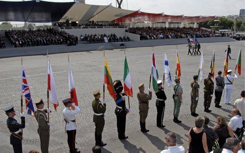 PARIJS – De Franse president François Sarkozy heeft een Europees tintje gegeven aan de traditionele viering van de Franse nationale feestdag 14 juli. De dag werd afgesloten in Parijs met een parade met vlaggen van EU landen. Foto: EPA