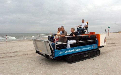 TER HEIJDE – De Strandrups kruipt over het strand bij Ter Heijde in Zuid Holland. Het rupsvoertuig kan vier rolstoelen vervoeren en heeft daarnaast ruimte voor zes mensen die slecht ter been zijn. Foto: Jos van Leeuwen