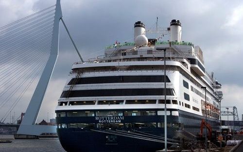 Het vlaggenschip van de Holland America Line was dinsdag weer even in zijn thuishaven. Het schip lag afgemeerd aan de Wilhelminakade onder aan de Erasmusbrug. De Rotterdam (bouwjaar 1997) is 237 meter lang en kan ruim 1300 passagiers vervoeren. Het schip 